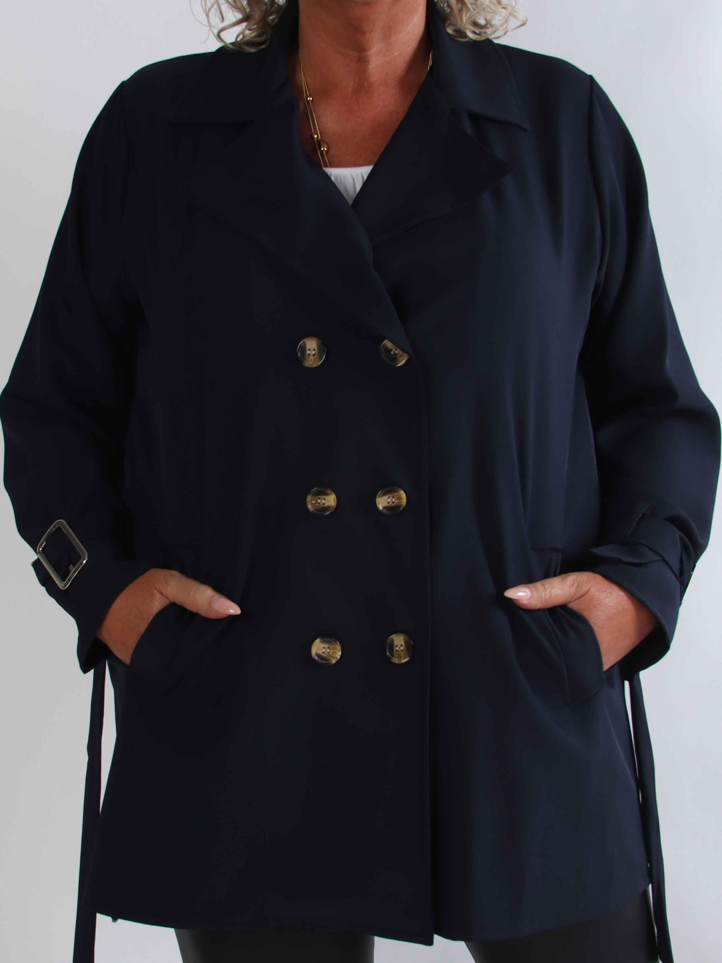 Sharpay Short 2.0 - Kort let plus size trenchcoat med bindebånd